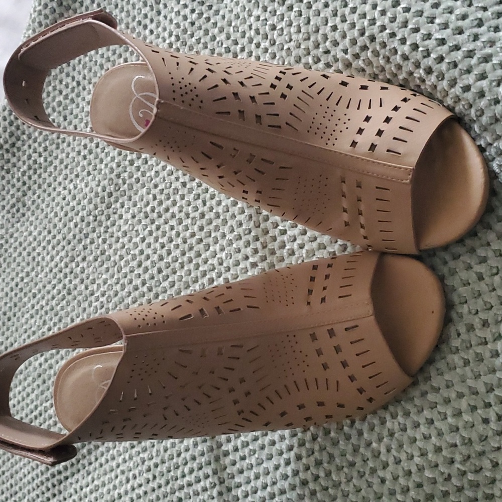 Cream Heels Heart in D